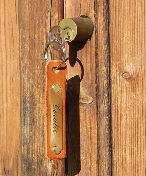 Porte-clés en cuir personnalisé avec plaque dorée